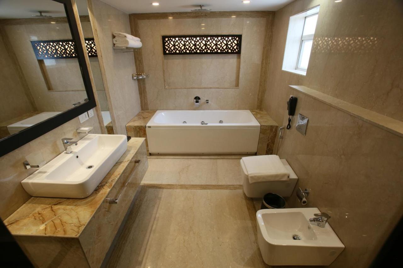 Vivin Luxury Suites Thiruvananthapuram Bagian luar foto