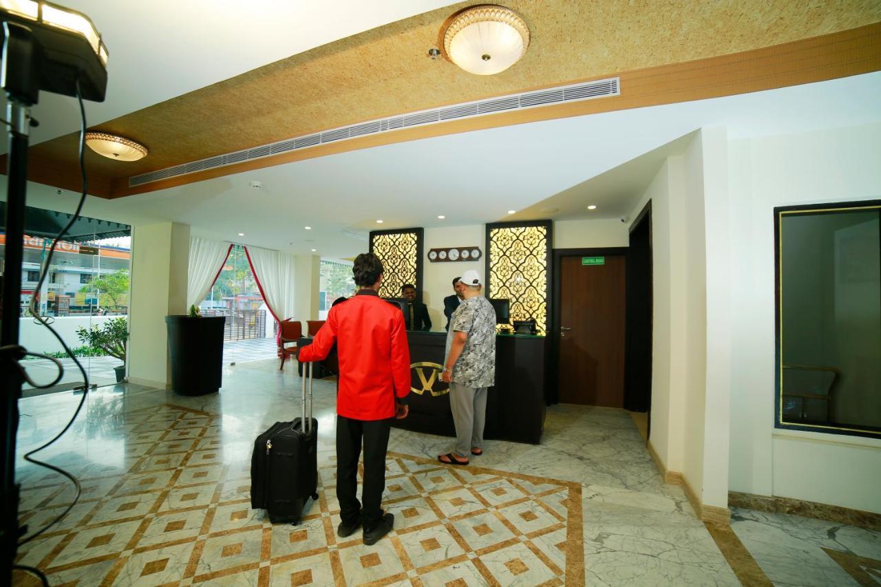 Vivin Luxury Suites Thiruvananthapuram Bagian luar foto