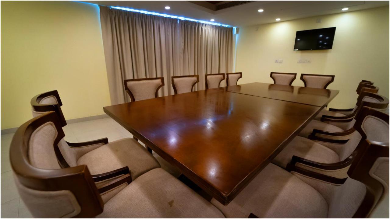 Vivin Luxury Suites Thiruvananthapuram Bagian luar foto
